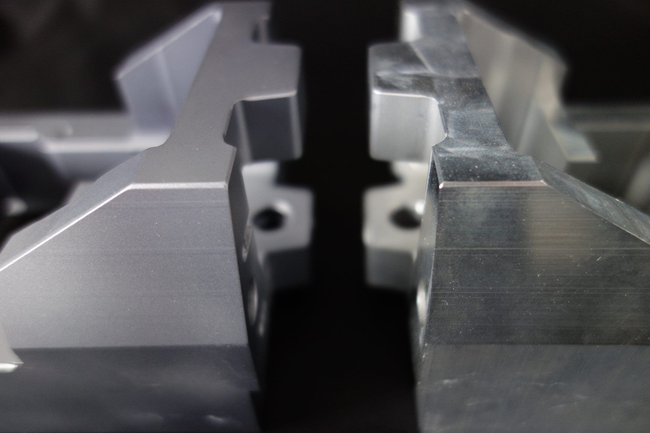 Matte und glänzende Metalloberflächen als Oberflächenbeispiel
