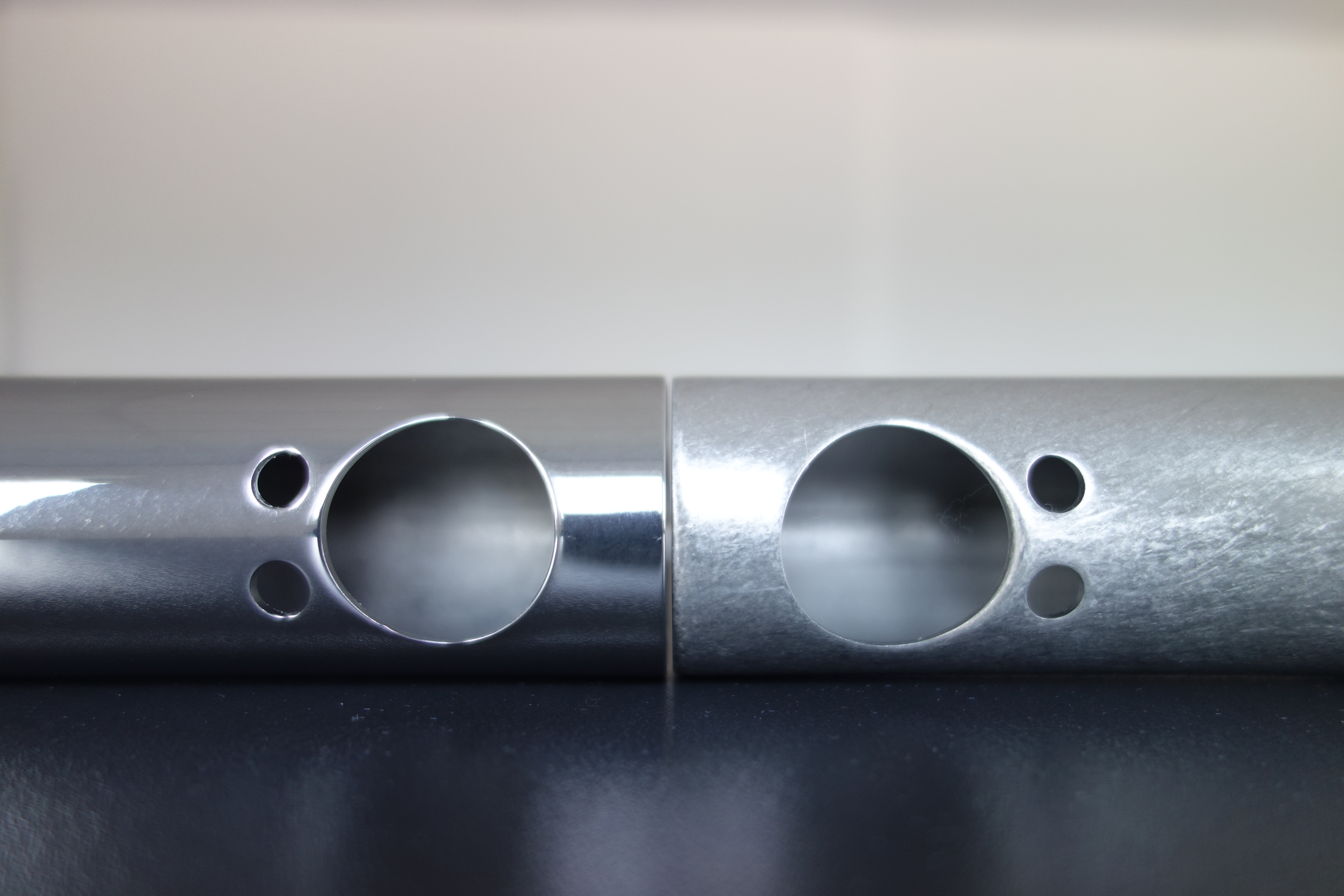 Metallische Bauteilkanten vor und nach der Oberflächenbearbeitung
