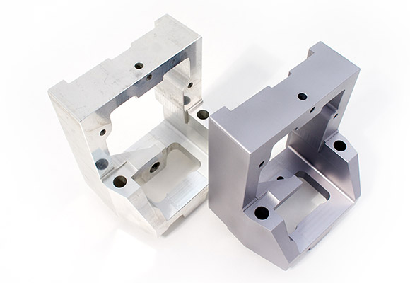 Bearbeitete Metallbauteile der Strahltechnik