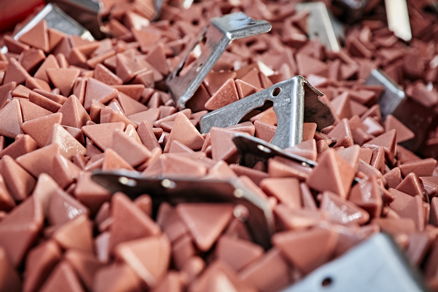 Metallteile und Schleifkörper beim Gleitschleifen zum Blech entgraten