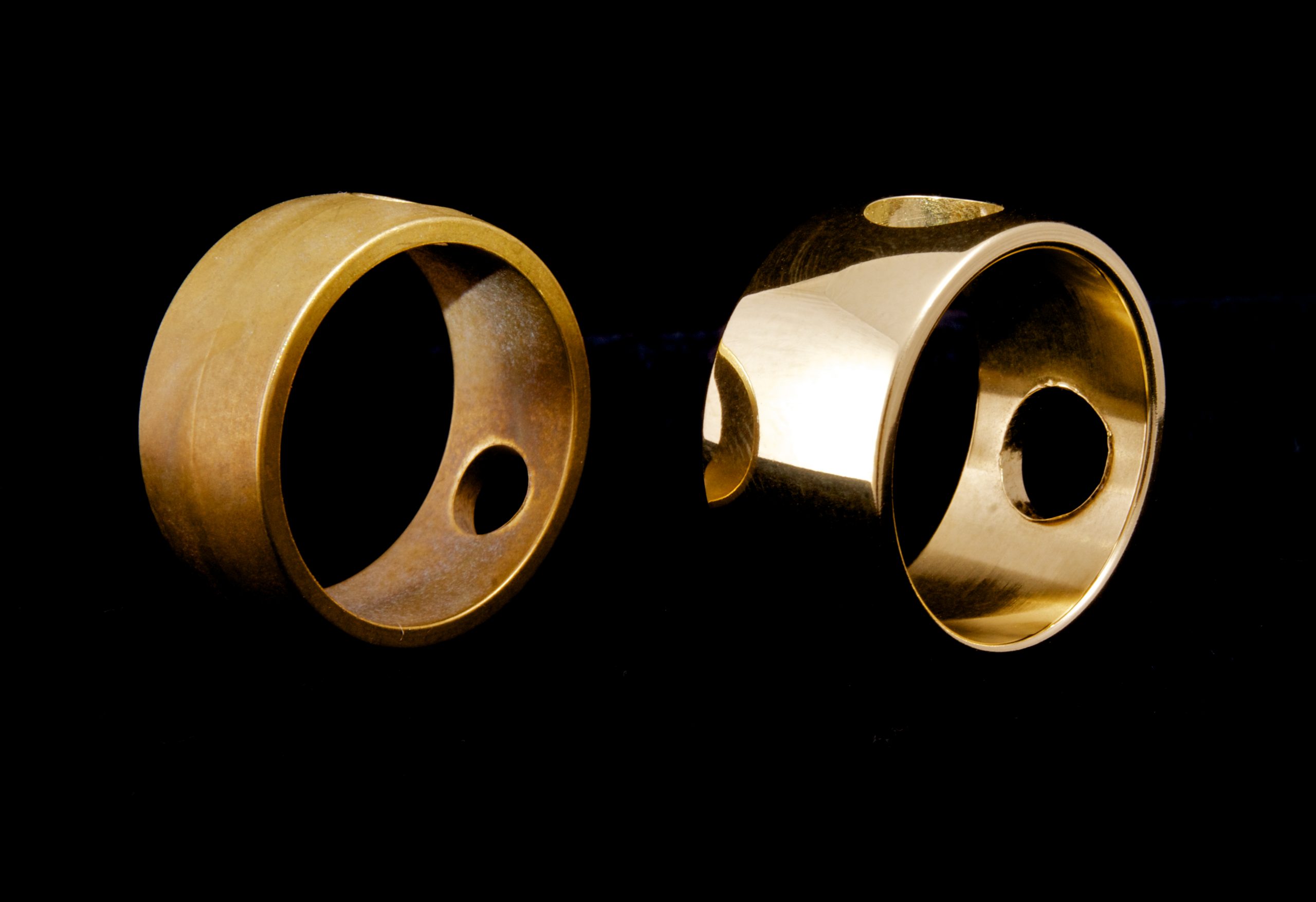Zwei goldene Ringe mit geglätteter und polierter Oberfläche nach dem Gleitschleifen